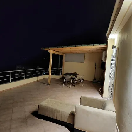 Glen's Rooftop * Sarandë