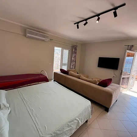 Glen's Rooftop Apartment Sarande